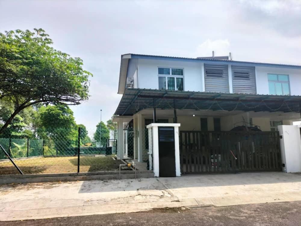 Iris 31 Corner Lot Near Legoland Jdt Utm Malay Only * Johor Bahru